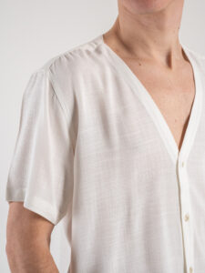 OVER-D Camicia a mezza manica scollo V profondo OE1S2S4C51 Bianca (4)