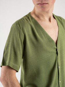 OVER-D Camicia a mezza manica scollo V profondo OE1S2S4C51 Salvia (1)