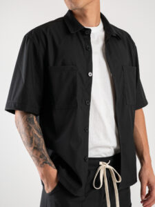 Coordinato in ecopelle leggera ed elasticizzata con camicia mm + Bermuda con tasconi CAM7733 Nero (3)