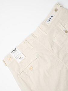 BERNA Pantalone cropped morbido con pinces in cotone leggero 243404 Panna (3)