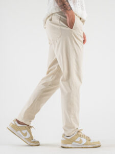 BERNA Pantalone cropped morbido con pinces in cotone leggero 243404 Panna (7)