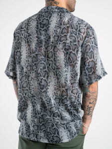 Camicia leggerissima a MM in fantasia pitonata con collo bowling CAM7740 Grigia (1)