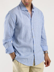 AKIRO’ Camicia in misto lino con colletto, sfondo azzurro e righe bianche VENTURA 2 (1)