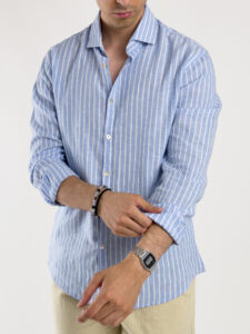 AKIRO’ Camicia in misto lino con colletto, sfondo azzurro e righe bianche VENTURA 2 (2)