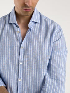 AKIRO’ Camicia in misto lino con colletto, sfondo azzurro e righe bianche VENTURA 2 (3)