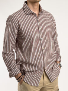 AKIRO’ Camicia in misto lino con colletto, sfondo marrone e righe bianche VENTURA 2 (1)