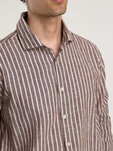 AKIRO’ Camicia in misto lino con colletto, sfondo marrone e righe bianche VENTURA 2 (2)