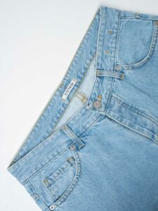 ESTASI Jeans azzurro senza rotture e corto alla caviglia IBRA (1)
