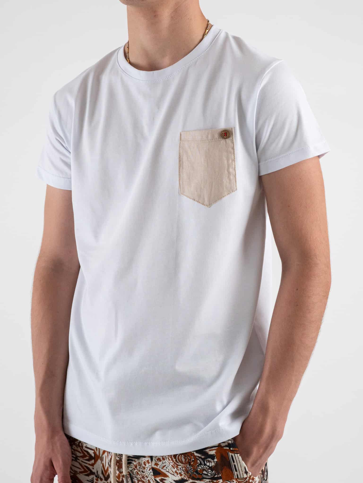 T shirt bianca con taschino hotsell