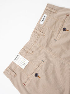 BERNA Pantalone cropped morbido con pinces 246097 Coloniale (1)