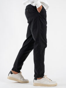 BERNA Pantalone cropped morbido con pinces 246097 Nero (7)