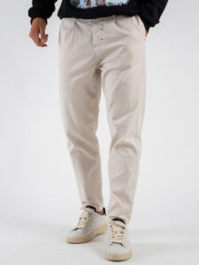 BERNA Pantalone cropped morbido con pinces 246097 Panna (4)