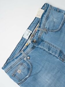 BL11 Jeans vestibilità slim fit con piccole graffiature 05BL Azzurro Chiaro (1)