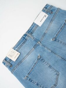 BL11 Jeans vestibilità slim fit con piccole graffiature 05BL Azzurro Chiaro (2)