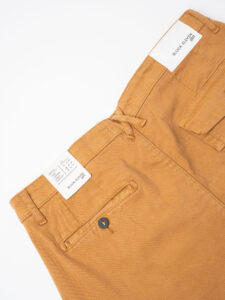 BL11 Pantalone cargo con pinces e con tasconi laterali 2359112 Cammello (1)