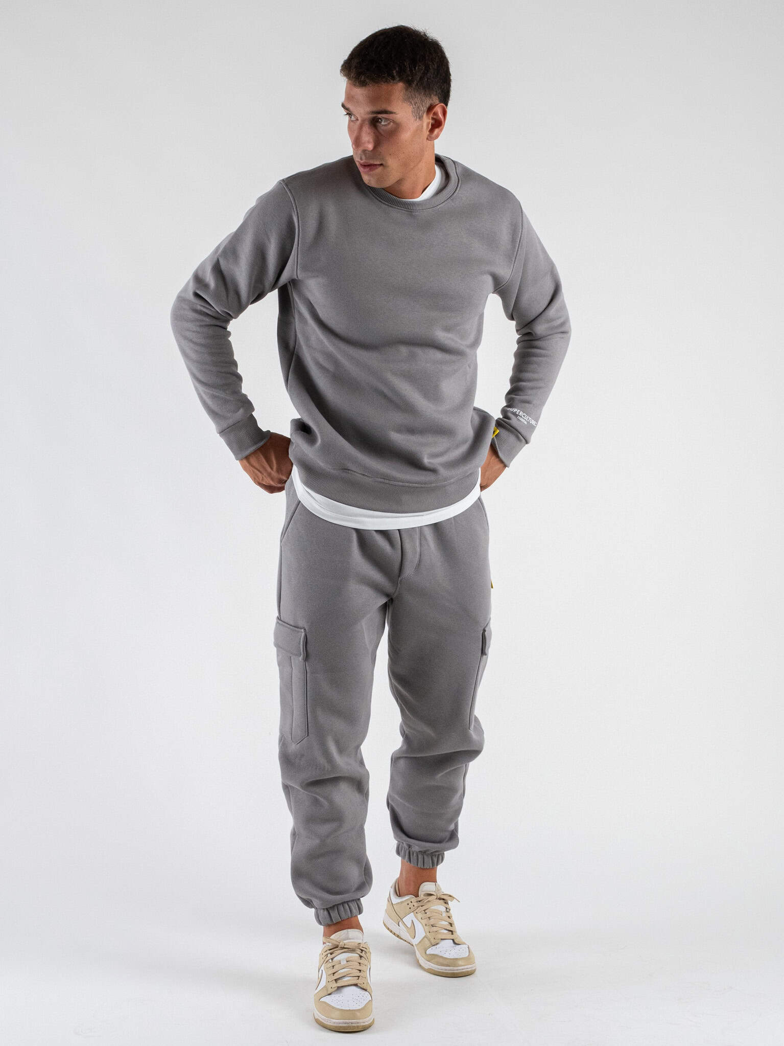 SUPERCULTURE Pantalone tuta con polsini e tasconi laterali POSER Z Ferro Prezzo 59 90 Estasi Fashion