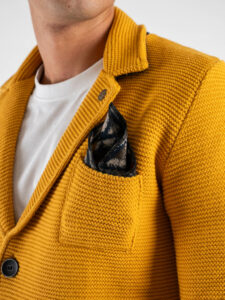 V2 Giacca in maglia misto lana lavorata monopetto con pochette LINKS Senape (5)