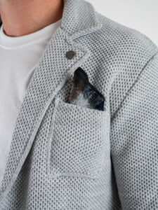 V2 Giacca in maglia misto lana lavorata occhio di pernice monopetto con pochette GUOPE Grigio Perla (4)