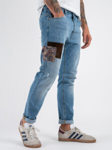 V2 Jeans azzurro slim con piccole rotture e patch laterali TOKYO Azzurro (4)