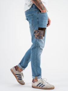 V2 Jeans azzurro slim con piccole rotture e patch laterali TOKYO Azzurro (5)