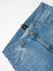 V2 Jeans azzurro slim con piccole rotture e patch laterali TOKYO Azzurro (8)