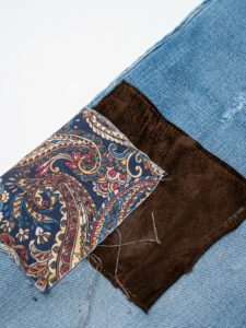 V2 Jeans azzurro slim con piccole rotture e patch laterali TOKYO Azzurro (9)