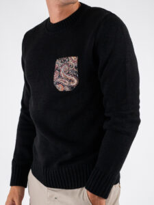 V2 Maglione girocollo misto lana con taschino stampa Floreale MAO Nero (1)