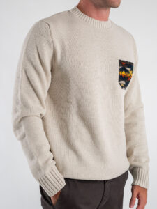 V2 Maglione girocollo misto lana con taschino stampa atzeco MAO Burro (2)