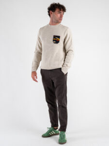 V2 Maglione girocollo misto lana con taschino stampa atzeco MAO Burro (4)