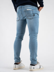 BL11 Jeans vestibilità slim fit con piccole graffiature 05BL Azzurro Chiaro