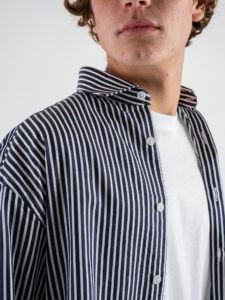 Camicia cropped a righe vestibilità over con tasca frontale GALLIPOLI BiancaBlu (2)