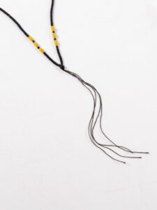 Collana sottile unisex fatta a mano Nepal buddista effetto lucido 49NG NeroGiallo