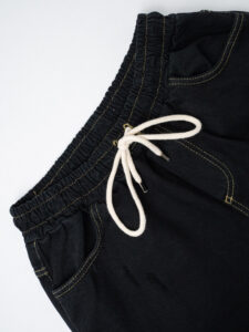 ESTASI Jeans con elastico e coulisse in vita, corto alla caviglia e con rotture MESSI Nerooro (7)