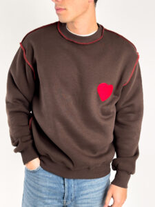 Felpa girocollo felpata e con patch cuore sul cuore 24844 Cioccolato (2)