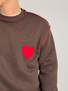 Felpa girocollo felpata e con patch cuore sul cuore 24844 Cioccolato (4)