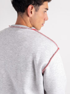 Felpa girocollo felpata e con patch cuore sul cuore 24844 Grigio Chiaro (1)