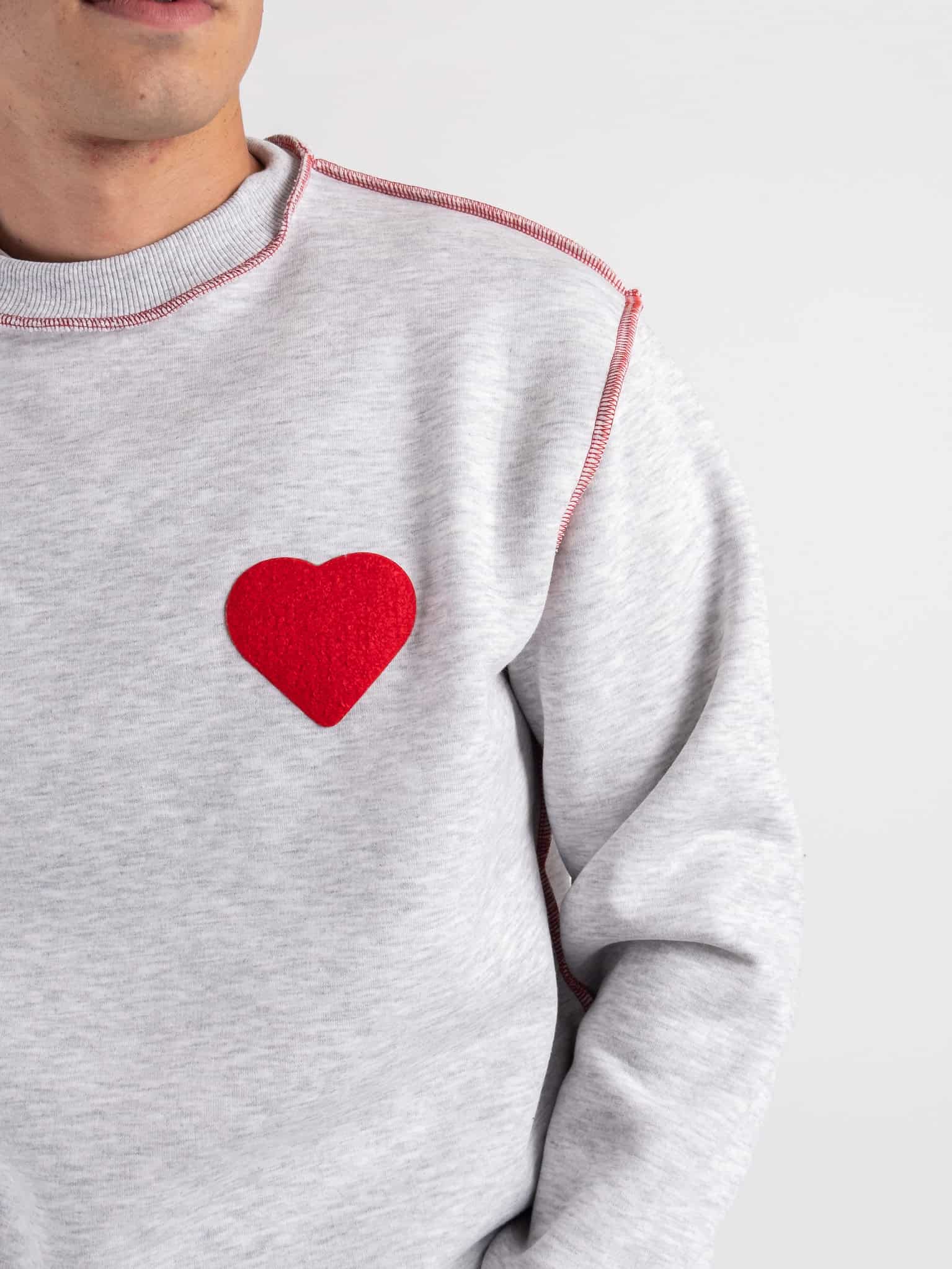 Felpa girocollo felpata e con patch cuore sul cuore 24844 Grigio Chiaro Prezzo 31 49 Estasi Fashion