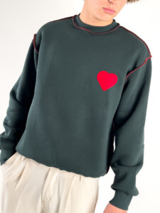 Felpa girocollo felpata e con patch cuore sul cuore 24844 Verde (2)