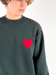 Felpa girocollo felpata e con patch cuore sul cuore 24844 Verde (3)