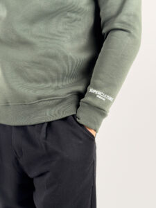 SUPERCULTURE Felpa girocollo felpata t.unita con logo sul polso TEDDY-Z Verde Militare (3)