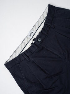 BERNA Pantalone chino cropped morbido con pinces 246384 Blu (1)
