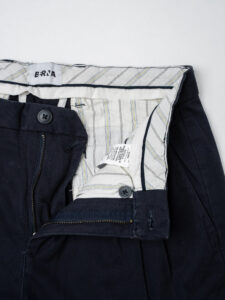 BERNA Pantalone chino cropped morbido con pinces 246384 Blu