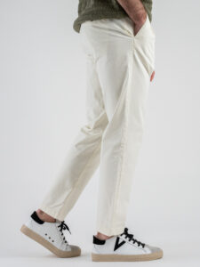 BERNA Pantalone chino cropped morbido con pinces 246384 Ecru (3)