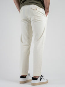 BERNA Pantalone chino cropped morbido con pinces 246384 Ecru (4)