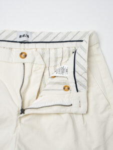 BERNA Pantalone chino cropped morbido con pinces 246384 Ecru (5)