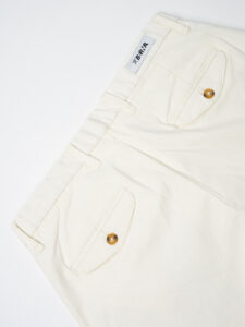 BERNA Pantalone chino cropped morbido con pinces 246384 Ecru (7)