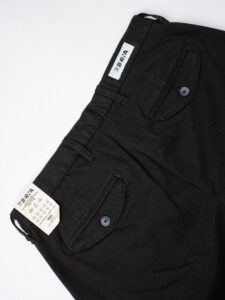 BERNA Pantalone chino cropped morbido con pinces 246384 Nero (1)