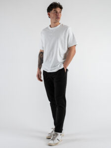 BERNA Pantalone chino cropped morbido con pinces 246384 Nero (2)