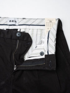 BERNA Pantalone chino cropped morbido con pinces 246384 Nero (7)