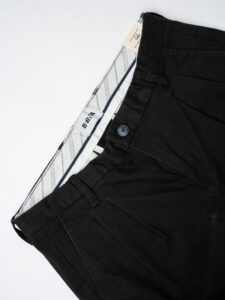 BERNA Pantalone chino cropped morbido con pinces 246384 Nero (8)